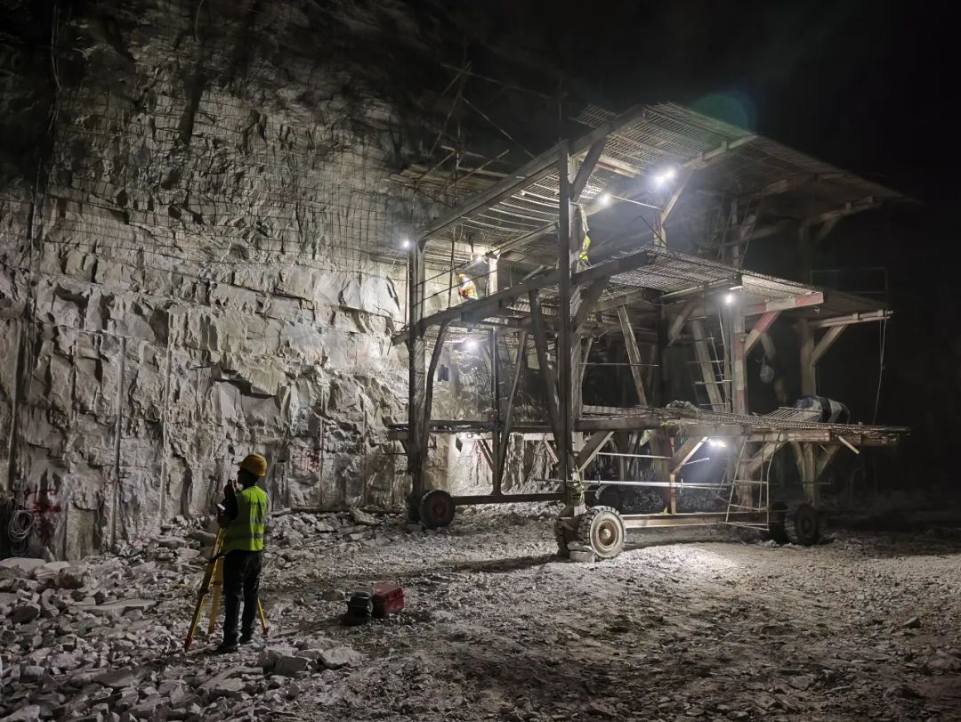 以山為勢，化水為能——烏?！俺壭铍姵亍苯ㄖ镫娏ο到y安裝探秘